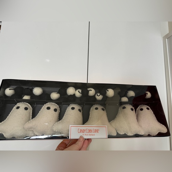 Ghost Pom Garland Halloween - Picture 2 of 6